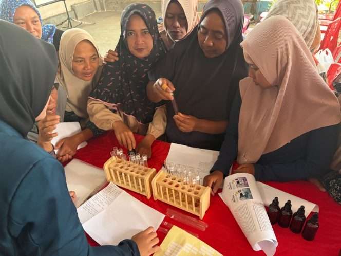 
 Kelompok Wanita Tani (KWT) Dusun Kunci  Desa Wringinanom, Kecamatan Poncokusumo, Kabupaten Malang, saat mengikuti pelatihan pengujian fitokimia bahan jamu herbal dari Dosen Departemen Kimia FSTeM UB. (ist) 
