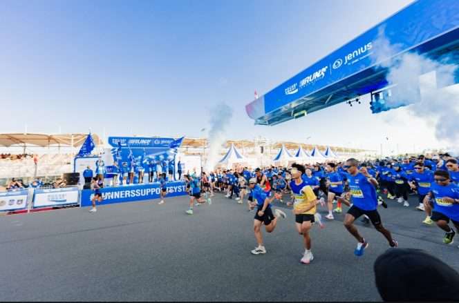 
 Peserta mengikuti Sunset Run dengan latar matahari terbenam di sirkuit. (ist)