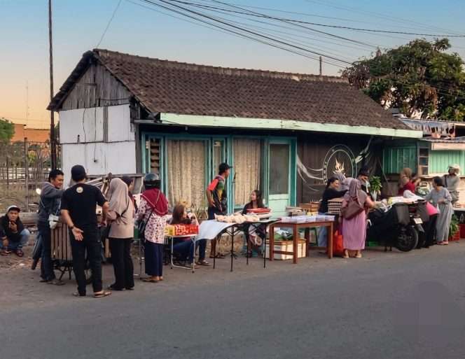 
 Warga menyambut antusias adanya Pasar Sore yang dibuka di Kelurahan Kepanjen, Kecamatan Kepanjen, Kabupaten Malang. (Gianto for bacamalang)