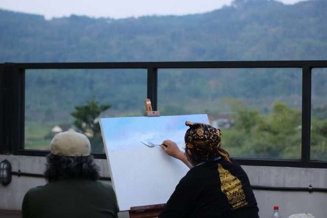 
 Salah satu aksi peserta pameran lukisan 