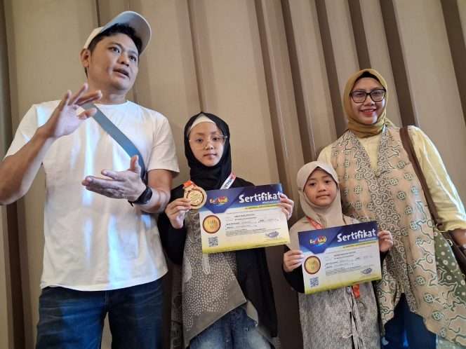 
 Aisha Inara Prayogi dan Aisha Maulida Prayogi, kakak beradik yang sukses menyabet medali emas dan perak Olimpiade Matematika, diampingi kedua orang tuanya usai seremonial awarding Festival Anak Berprestasi Indonesia (FABI) XV  yang diselenggarakan Emerald Education Centre di Grand Mercure Malang Mirama hotel, Minggu (26/7/2026). (Nedi Putra AW)