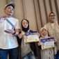 Aisha Inara Prayogi dan Aisha Maulida Prayogi, kakak beradik yang sukses menyabet medali emas dan perak Olimpiade Matematika, diampingi kedua orang tuanya usai seremonial awarding Festival Anak Berprestasi Indonesia (FABI) XV  yang diselenggarakan Emerald Education Centre di Grand Mercure Malang Mirama hotel, Minggu (26/7/2026). (Nedi Putra AW)