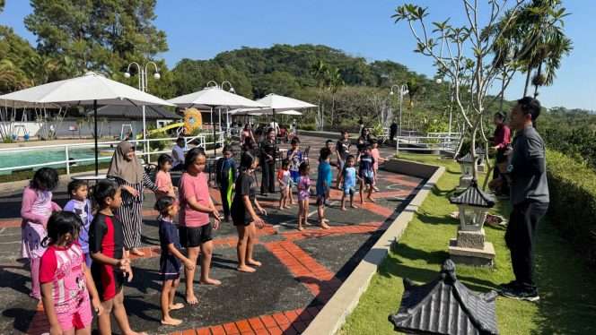 
 Anak-anak yang menginap bersama keluarga maupun pengunjung yang menghabiskan waktu akhir pekan di Grand Whiz Hotel Trawas saat bermain fun games dalam peringatan Hari Anak Nasional, belum lama ini. (ist)