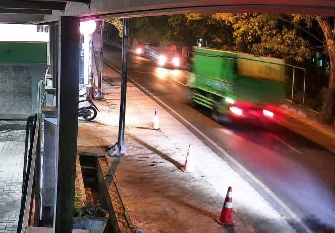 
 Truk berwarna hijau diduga menjadi penabrak korban hingga tewas di lokasi kejadian. (ist)
