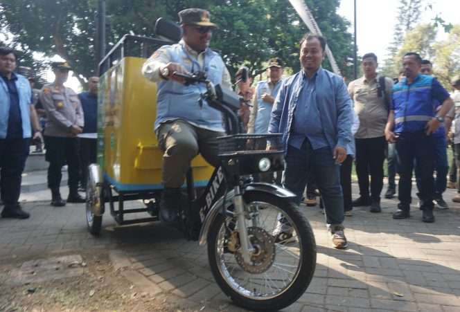 
 Direktur Jenderal Bina Administrasi Kewilayahan Kemendagri, Safrizal ZA mencoba e-bike gerobak sampah yang diserahkan dari CSR perusahaan untuk mendukung Pencanangan Gerakan Indonesia ASRI oleh Satpol PP seluruh Indonesia di Alun-alun Merdeka Kota Malang, Jumat (10/7/2026). (Nedi Putra AW)