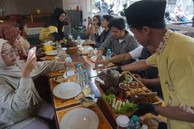 
 Liwet Kendil Obonk, sajian nasi liwet hangat dalam kendil tanah liat yang dipadukan dengan ayam goreng srundeng khas dan aneka lauk pendamping sebagai paket makan bersama, resmi diluncurkan di outlet Ayam Goreng Balai Kota, Jalan Gajah Mada Kota Malang, Kamis (30/7/2026). (Nedi Putra AW)