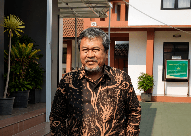 
 Ketua Umum Himpunan Penghayat Kepercayaan (HPK), Hadi Prajoko, bersama tim kuasa hukum HPK, Agung Rizkhi Zaifudhin, di Pengadilan Negeri (PN) Malang. (Rohim Alfarizi)