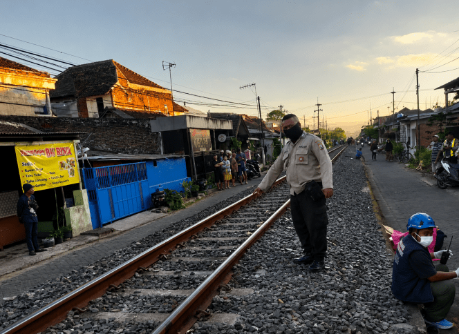 
 Petugas menunjukkan lokasi kejadian saat korban diduga tidur di atas rel hingga tertabrak kereta api (KA). (ist)