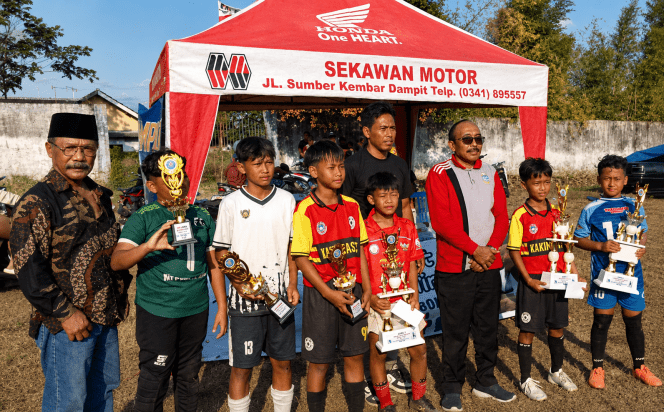 
 Berfoto bersama dan simbolis membawa penghargaan bagi juara.(Gianto for bacamalang)
