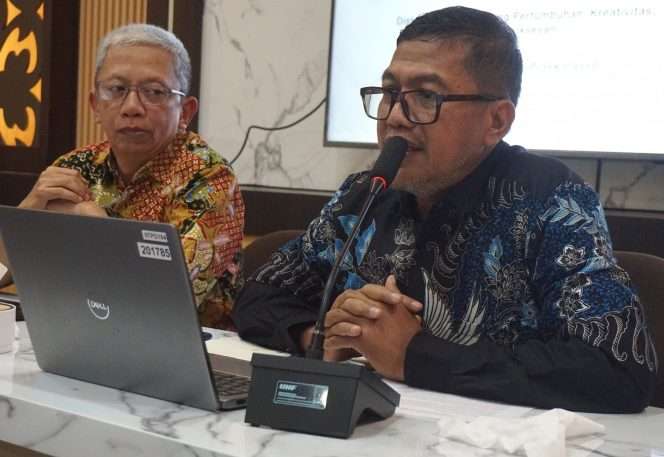 
 Ketua Ikatan Alumni (IKA) FSTeM (UB), Yudiono, S.Si., (kanan) didampingi Prof. Chomsin S. Widodo, saat menjadi narasumber dalam kegiatan 