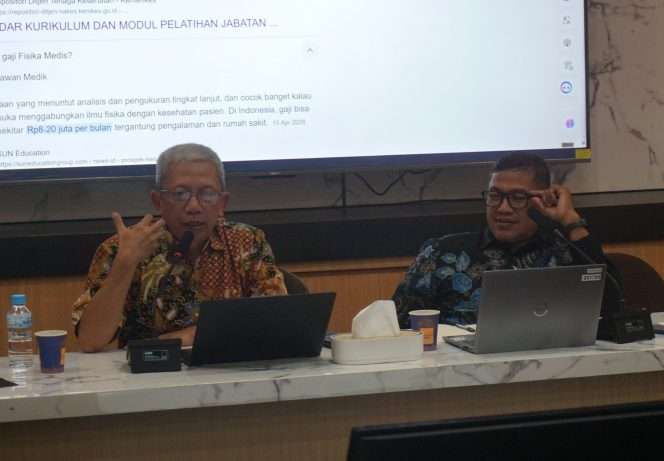 
 Prof. Chomsin S. Widodo, (kiri), bersama Ketua Ikatan Alumni (IKA) FSTeM (UB), Yudiono, S.Si., saat paparan dalam kegiatan 