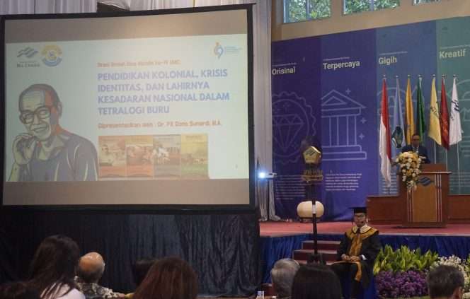 
 Kaprodi Sastra Inggris Universitas Ma Chung, Dr. FX Dono Sunardi, S.S., M.A., saat orasi ilmiah Dies Natalis ke-19 Universitas Ma Chung di Balai Pertiwi, Selasa (7/7/2026). (Nedi Putra AW)