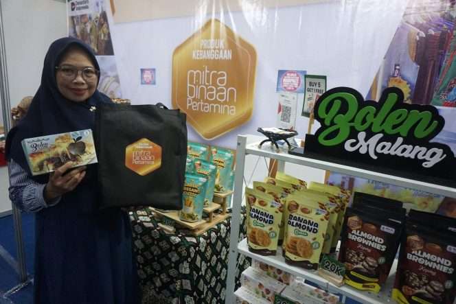 
 Ismiati dengan aneka produk olahan Fairuziba Bolen Malang, salah satu UMKM mitra binaan unggulan Pertamina asal Kota Malang yang mengikuti pameran di Malang City Expo 2026, Jumat (24/7/2026). (Nedi Putra AW)