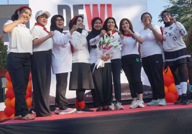 
 Pembina Dewi Pertiwi PSI Malang Raya, Saila El Azkiya (tengah), usai membuka Zumba Party sekaligus momentum perkenalan identitas baru organisasi perempuan Partai Solidaritas Indonesia (PSI), yang sebelumnya bernama Srikandi PSI, Minggu (26/7/2026). (Nedi Putra AW).
