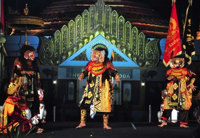 
 Salah satu adegan pementasan Topeng Dalem Jawi dan Wayang Wong Tantri persembahan Yayasan Puri Kauhan Ubud, Bali di Vihara Padepokan Dhammadīpa Ārāma, Kota Batu, Selasa (14/7/2026) malam. (Nedi Putra AW)