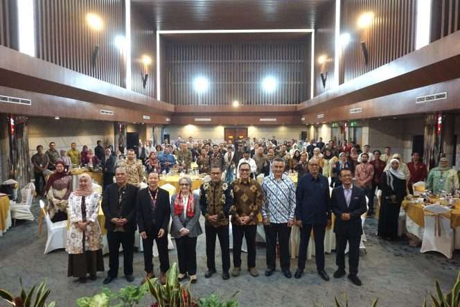 
 Rektor UMM, Prof. Dr. Nazaruddin Malik, M.Si.(tengah) mendampingi Prof. Hikmahanto Juwana, S.H., L.L.M., Ph.D., bersama Dekan FH UMM Prof. Dr. Tongat, S.H., M.Hum. (dua dari kiri) dan Ketua Panitia 7th INCLAR 2026, Radhityas Kharisma Nuryasinta, M.Kn.(paling kiri), saat pembukaan acara di Golden Swan Ballroom, Rayz Hotel UMM, Rabu (22/7/2026). (Nedi Putra AW).