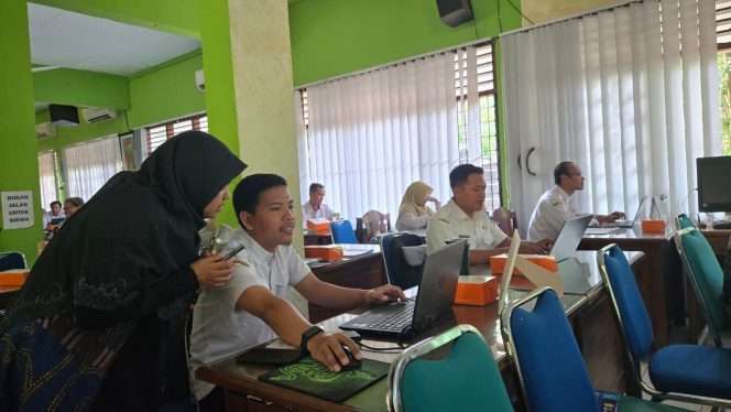 
 Corina Karim, S.Si.,M,Si.,Ph.D  menyampaikan materi mengenai pemanfaatan Artificial Intelligence (AI) dalam pembelajaran Analisis Matematika kepada guru-guru SMAN 1 Krembung.(ist)
