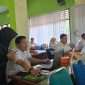 Corina Karim, S.Si.,M,Si.,Ph.D  menyampaikan materi mengenai pemanfaatan Artificial Intelligence (AI) dalam pembelajaran Analisis Matematika kepada guru-guru SMAN 1 Krembung.(ist)
