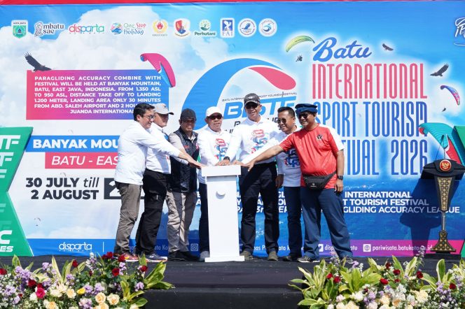 
 Wali Kota Batu, Nurochman saat tengah membuka Kejuaraan Paralayang Batu International Sport Tourism Festival 2026. (Yan)