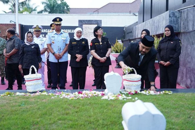 
 Wakil Wali Kota Batu, Heli Suyanto, saat ziarah dan tabur bunga peringatan 79 tahun pahlawan TRIP di Kota Malang. (Yan)
