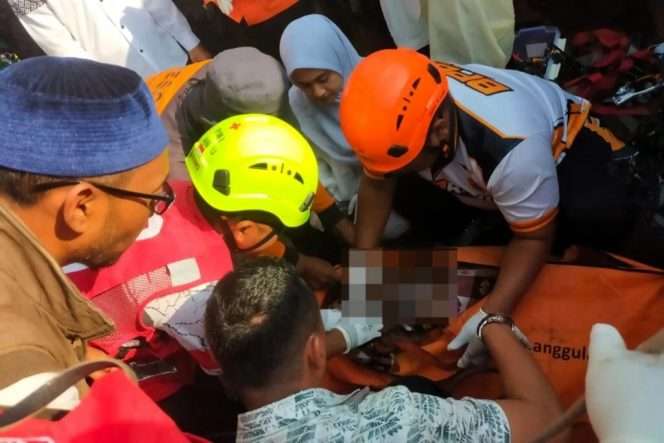 
 Proses evakuasi mayat. (Humas Polres Malang)