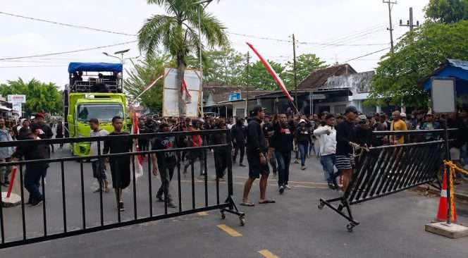 
 Detik-detik massa membuka akses untuk kendaraan di bendungan Lahor. (ist)
