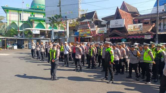 
 Kasat Lantas Polres Batu, AKP Matheus Jaka Iswantara, S.H., M.H saat tengah memberikan arahan kepada anggotanya. (Yan)