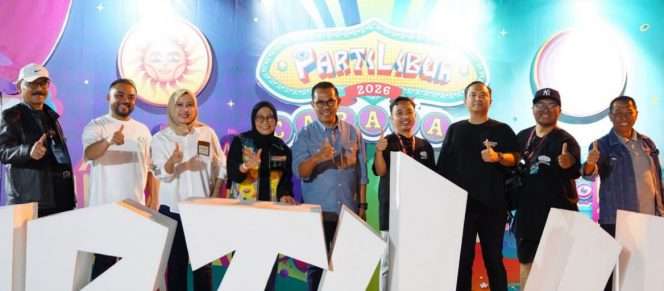 
 Wali Kota Batu, Nurochman bersama Wakil Wali Kota Batu, Heli Suyanto, saat tengah menonton Event Musik PartiLibur Caravan di BNS. (Yan)
