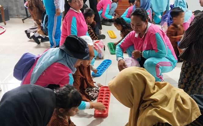 
 Anak-anak antusias mengikuti salah satu permainan di Hari Anak Nasional 2026 bertema 