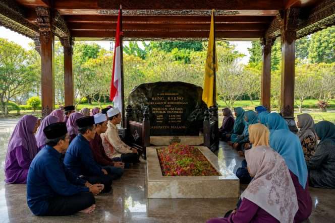 
 Jemaah selawat Nurul Iman Kepanjen khusyu membacakan Fatihah dan berkirim doa, saat ziarah di makam Bung Karno, Blitar. (Nurul for bacamalang)