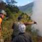 Personel gabungan melakukan pemadaman api kebakaran hutan di kawasan Taman Nasional Bromo Tengger Semeru yang meluas mendekati wilayah Kabupaten Malang setelah melewati tugu perbatasan Kabupaten Malang-Lumajang. (IG BPBD)