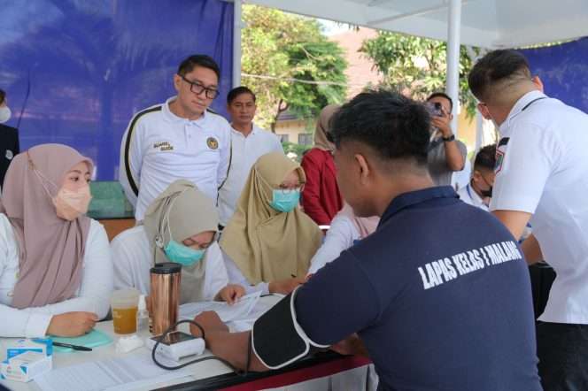 
 Kepala Lapas Kelas I Malang meninjau langsung pelaksanaan skrining kesehatan bagi warga binaan di Lapas Malang. (Humas)