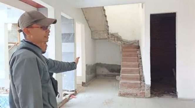 
 BANGUN: Salah satu unit rumah di Wangsakarta Primaland yang masih dikerjakan kontraktor lain. (ist)