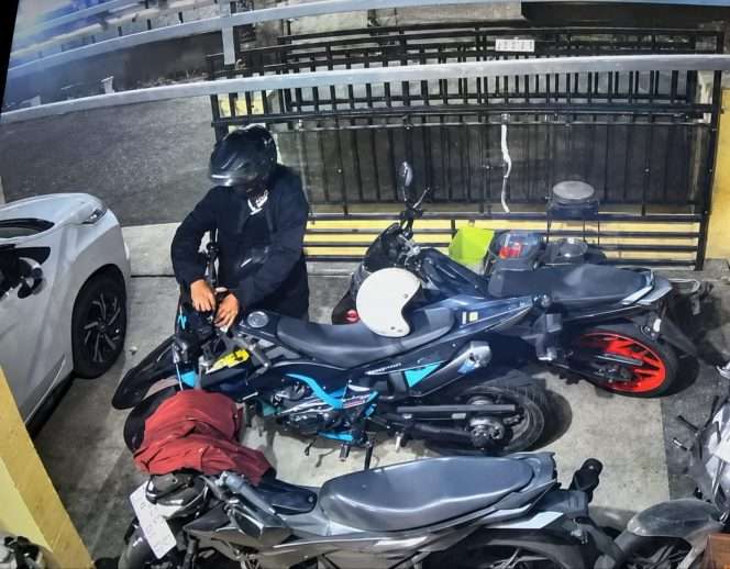 
 Aksi pelaku terekam kamera CCTV. (Dok korban)