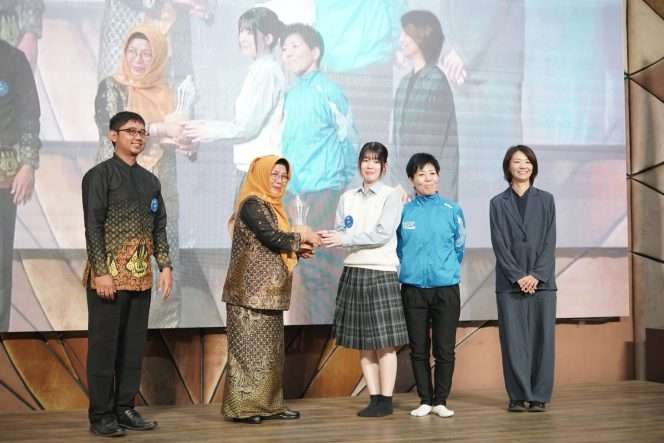 
 Kolaborasi JOTO High School Tokushima dan Brawijaya Smart School Malang menghadirkan simbol persahabatan sekaligus komitmen generasi muda terhadap keberlanjutan lingkungan. (ist)