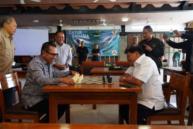 
 Turnamen secara resmi dibuka dengan pertandingan eksibisi catur antara Wali Kota Batu, Nurochman dan Anggota Komisi IX DPR RI, Andreas Eddy Susetyo. (Yan)