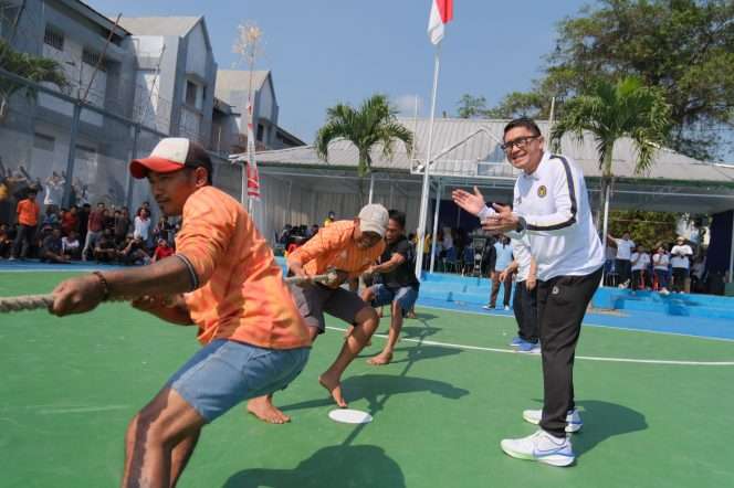 
 Kepala Lapas Kelas I Malang, Christo Victor Nixon, turut berbaur dan memberikan semangat kepada para peserta lomba tarik tambang. (ist)