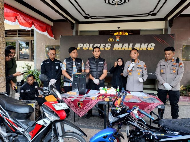 
 Kapolres Malang AKBP Rulian Syauri dalam ungkap kasus Jumat (7/8/2026), memberikan keterangan penangkapan sindikat spesialis pencuri baterai lithium menara telekomunikasi di 17 lokasi, yang menimbulkan kerugian Rp 450 juta. (Humas Polres Malang)