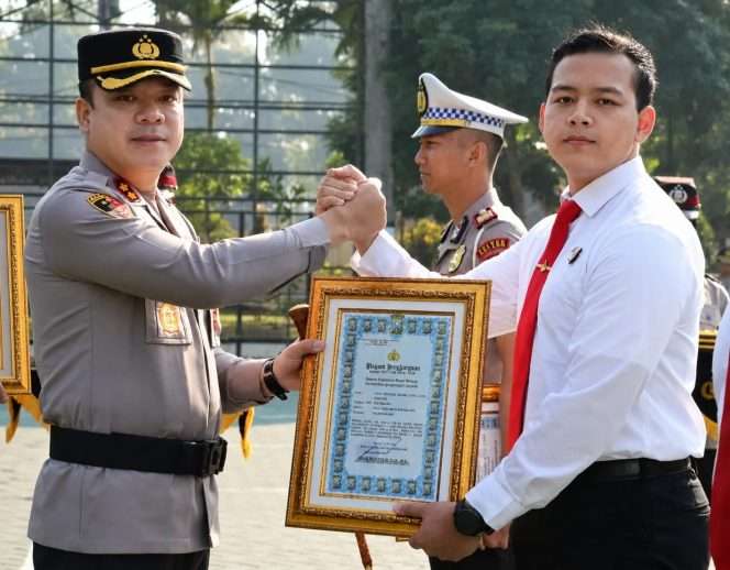 
 Foto kenangan AKP Hafiz Prasetia Akbar (Kasat Reskrim Polres Malang), saat menerima penghargaan dari AKBP Muhammad Taat Resdi, wujud apresiasi kinerja baik dan prestasi menjalankan tugas serta mendukung pemeliharaan kamtibmas di Kabupaten Malang. (Humas Polres Malang)