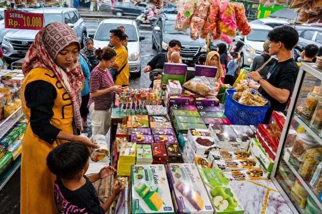 
 Warga antusias berebut membeli aneka produk kuliner kue Rindu Malang yang dijual di berbagai toko Malang Raya. (Thalia for bacamalang)