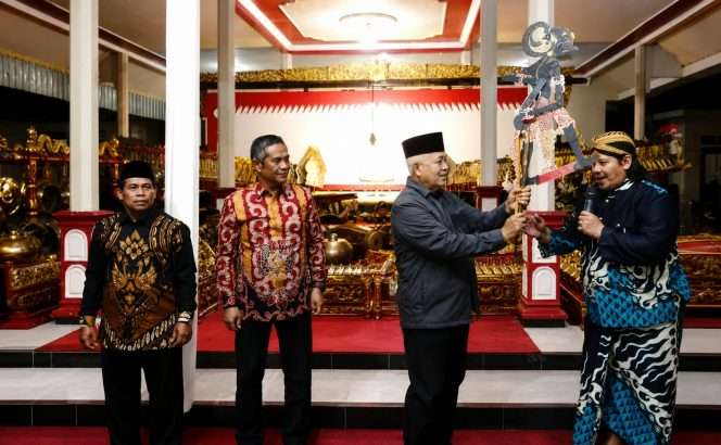 
 Simbolis penyerahan salah satu tokoh pewayangan yang akan ditampilkan dalam acara budaya tersebut. (IG DPRD Kabupaten Malang)