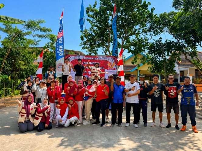 
 Berfoto bersama usai gelar kegiatan Jalan Jalan Sehat dalam rangka memperingati HUT ke-81 Kemerdekaan Republik Indonesia, Minggu (9/8/2026). (Nanang for bacamalang)