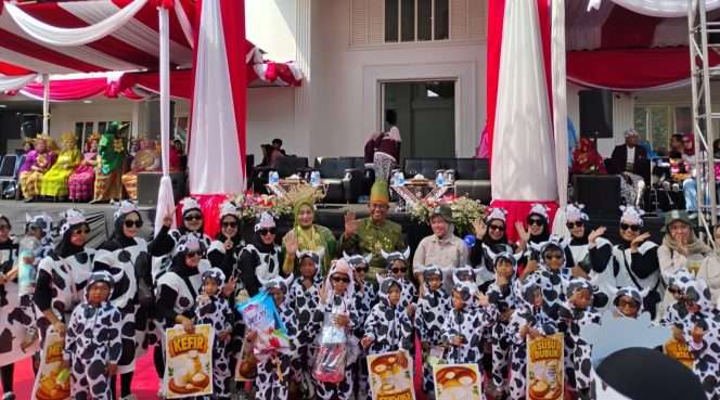 
 Kades Junrejo, Andi Faisal Hasan didampingi sang istri tercinta saat tengah sesi foto bersama para peserta karnaval. (Yan)