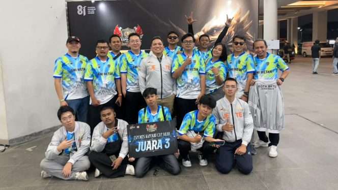 
 Vici Nur Ayatulloh, Erwin Prasetiyo bersama para atlet esport, saat sesi foto. (Yan)
