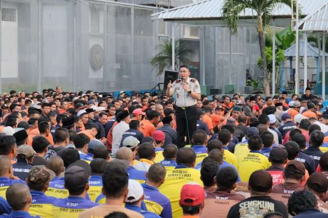 
 Kalapas Kelas I Malang Christo Victor Nixon Toar memberikan arahan kepada warga binaan. (ist)