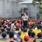 Kalapas Kelas I Malang Christo Victor Nixon Toar memberikan arahan kepada warga binaan. (ist)