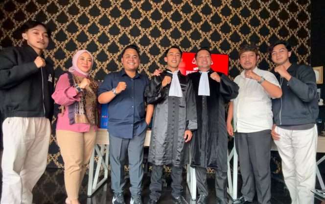 
 Dua anggota Maha Patih Law Office, Muhammad Amir Mahmud, S.H dan Dimas Fascho Adyaksa, S.H bersama Andi Rachmanto, S.H saat sesi foto bersama usai dilantik. (Yan)