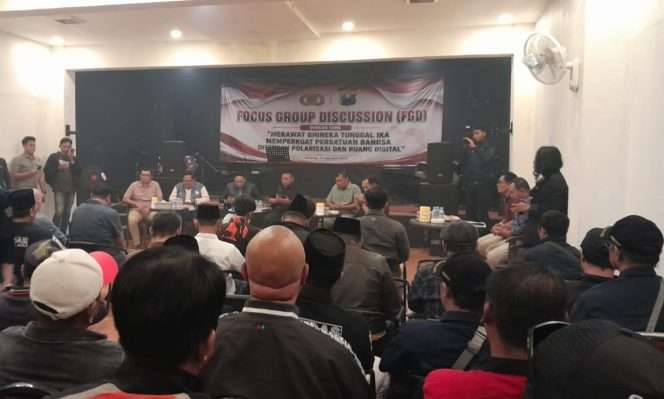 
 Kapolresta Malang Kota Kombes Pol Danang dan Wali Kota Malang Wahyu Hidayat saat menghadiri kegiatan FGD yang berlangsung di Cafe Jeep. (ist)