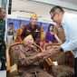 Wali Kota Batu, Nurochman saat berdialog dengan veteran pada Peringatan Hari Veteran Nasional ke-77. (Yan)