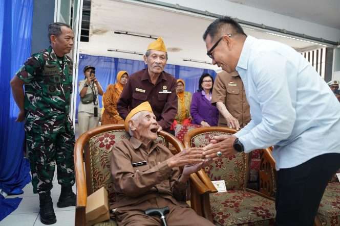 
 Wali Kota Batu, Nurochman saat berdialog dengan veteran pada Peringatan Hari Veteran Nasional ke-77. (Yan)